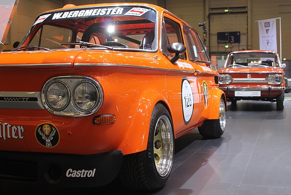 Techno Classica 2011 - Sportliche Pärchen am Stand von Audi - hier zweimal NSU TT