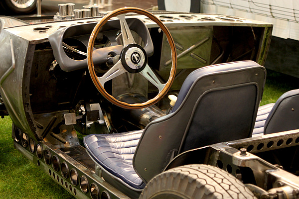 Techno Classica Essen 2012 - Impressionen - Blick auf das unvollständige Cockpit eines Pegaso-Sportwagens