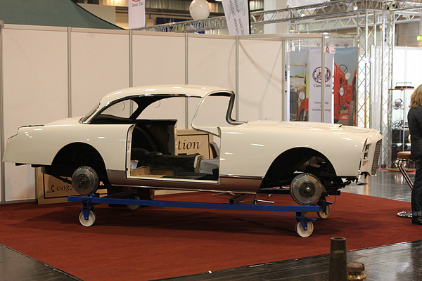 Techno Classica Essen 2012 - Impressionen - Facel-Vega-Karosserie bereit für den Zusammenbau