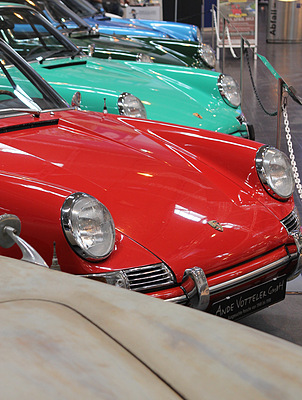 Techno Classica Essen 2012 - Impressionen - Porsche 911 in allen Farben, auch unlackiert