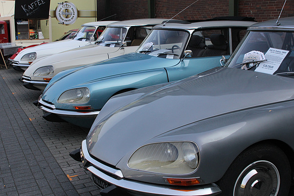 Techno Classica Essen 2012 - Impressionen - eine ganze Reihe von Citroën DS im Angebot