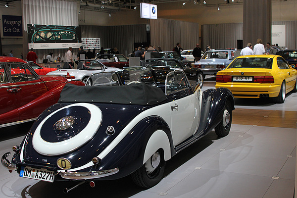 Techno Classica Essen 2012 - Impressionen - farbenfrohes Klassikeraufgebot bei BMW