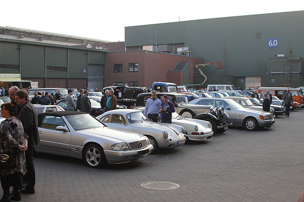 Techno Classica Essen 2012 - Impressionen - neuere und ältere Fahrzeuge wild durcheinandergemischt warten auf neue Besitzer