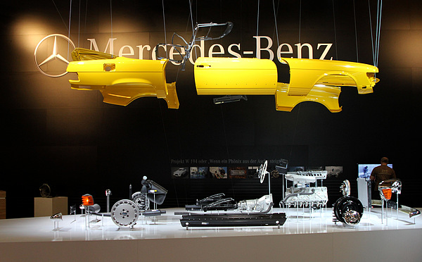 Bild: Techno Classica Essen 2012 - Impressionen - schöne Präsentation der Ersatzteile, die schlussendlich einen Mercedes-SL wieder fast zum Neuwagen machen können