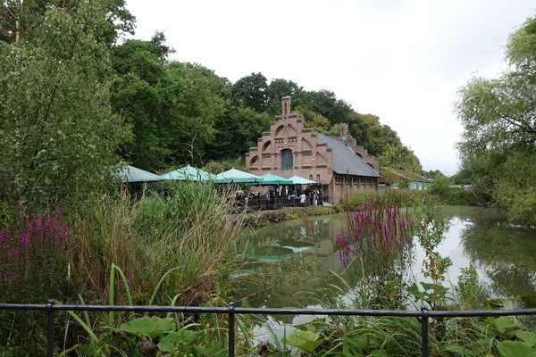 Teich mit Café – Classic Days 2025