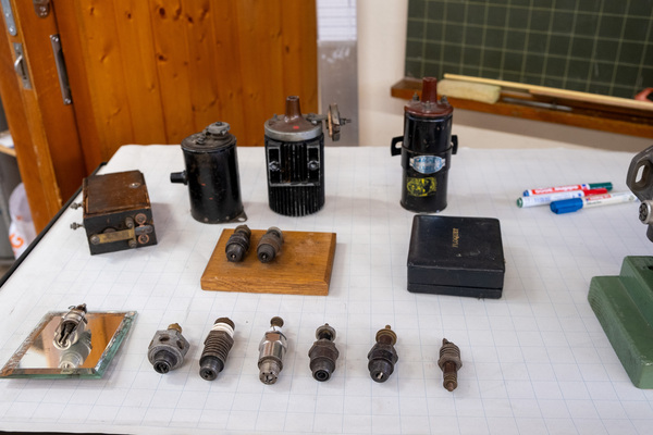 Teile der Zündanlage aus früheren Tagen – 8. Autos von Dazumal 2023