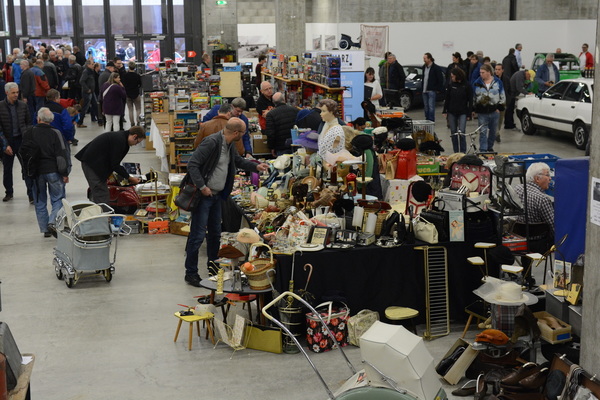 Parts and automobilia are on offer - Oldtimermesse St. Gallen 2017