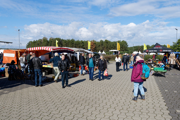 Teilemarkt, noch Platz zur Seite und Luft nach oben – Oldtimer-Show Berlin 2022