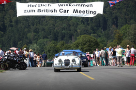 Teilnehmer werden mit einem grossen Plakat begrüsst, der Jaguar XK 140 aber ist auf dem Heimweg - British Car Meeting in Mollis am 28. August 2016