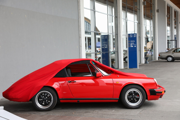 Teilverhüllt - Porsche 911 Cabriolet unter farblich passender Abdeckung - Klassikwelt Bodensee 2024