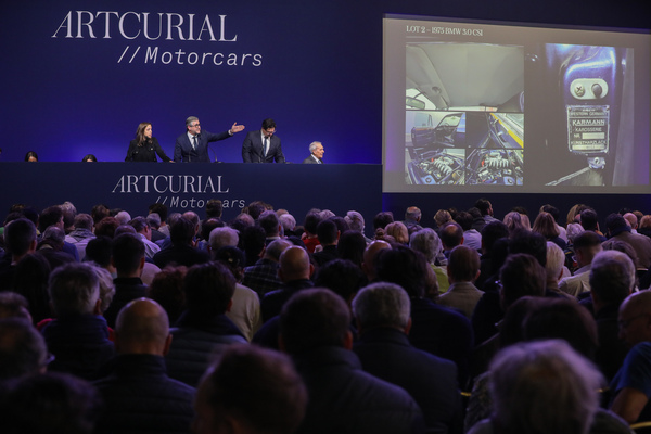 Telefonbieter schalten sich ein und überbieten den Saal – Artcurial-Versteigerung – Rétromobile Paris 2025