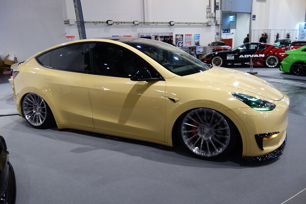 Tesla Model Y (2022) – mit grünem Standlicht – Essen Motor Show 2023