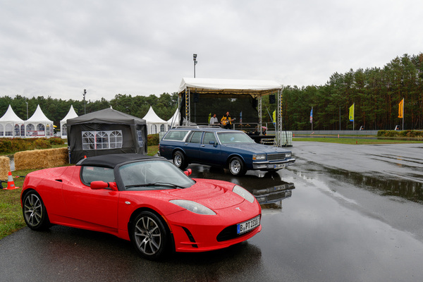 Tesla Roadster (2010) – eigentlich zu jung für die Oldtimer-Show. Man nehme einen Lotus Elise und ein paar Notebook-Akkus, fertig ist die Revolution. Nach 2450 Stück kam das Model S – Oldtimer-Show Berlin 2022