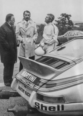 Testfahrten mit dem 911 Turbo - von links nach rechts - Helmuth Bott (Vorstand Technik der Porsche AG), Manfred Jantke und Paul Frère 1973
