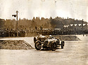 Bild: Teststrecke Brooklands – Das Publikum sieht zu, wie ein Talbot einen Delage durch die Schikanen führt