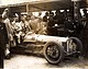 Teststrecke Brooklands – Die französischen Fahrer Louis Wagner und Robert Sénéchal feiern den Sieg in ihrem Delage (© Brooklands Museum, 1926) Teststrecke Brooklands – Die französischen Fahrer Louis Wagner und Robert Sénéchal feiern den Sieg in ihrem Delage (© Brooklands Museum, 1926)
