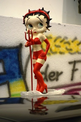 Teuflisch: Betty Boop im Kostüm des Höllenfürsten – Essen Motor Show 2023