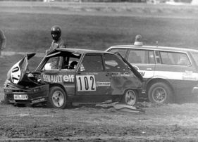 Teurer Anfang - ein vierfacher Überschlag zu Saisonbeginn 1977 bringt Renault-5-Cup-Chauffeur Bürger in grössere Finanznötie Teurer Anfang - ein vierfacher Überschlag zu Saisonbeginn 1977 bringt Renault-5-Cup-Chauffeur Bürger in grössere Finanznötie