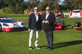 The Amelia 2022 – Der CEO des Veranstalters McKeel Hagerty links, der Ehrengast Chip Ganassi rechts. Dahinter GT-, NASCAR- und Indy-Car-Rennwagen von Ganassis Rennstall.