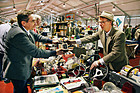 The Dealer and the Dressman - Händler wie Käufer britischer Oldtimer-Teile sind im traditionell anglophilen Norddeutschland zweifelsfrei anhand ihrer geschmackvollen „Harris Tweed-Jackets“ identifizierbar (Bremen Classic Motorshow 2018)