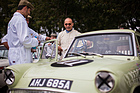 Theo Paphitis neben seinem Ford Anglia 105E (1960) - St. Mary's Trophy - Goodwood Revival 2015