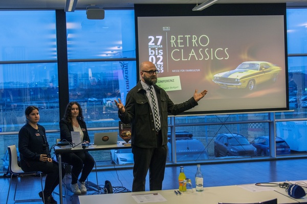 Bild: Thilo Könicke begrüsst die Gäste – Vor-Pressekonferenz Retro Classics Stuttgart