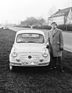 Thomas Ammerschläger, stolz neben dem ersten Auto der Familie, einem Fiat 600 (1958)