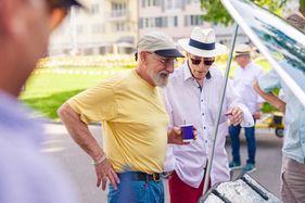 Thomas Enzeroth zeigt der Jury seinen De Tomaso Vallelunga, den ersten, der je gebaut wurde - ZCCA Zug 2025