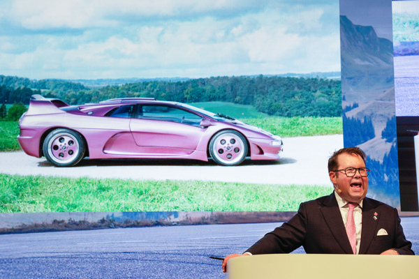 Thomas Forrester in seinem Element: Wer bietet mehr für diesen Lamborghini? - Broad Arrow "The Zurich Auction" 2025