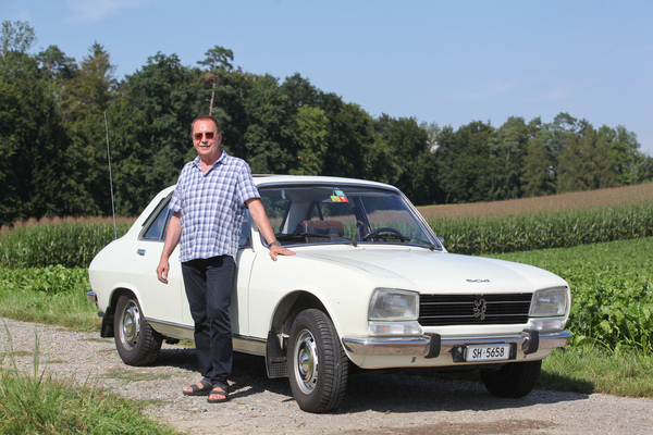Bild: Thomas Meister und sein Peugeot 504 TI von 1977