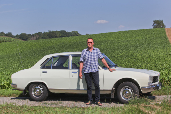 Bild: Thomas Meister und sein Peugeot 504 TI von 1977