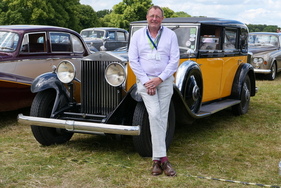 Bild Thomas Schulte, der Vice Chairman des RREC vor seinem Rolls Royce Phantom II mit einer Karosserie der Pariser Karosseriefirma Fernandez & Darrin