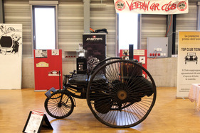 Bild Thury-Nussberger Dampf-Dreirad (1877) - vermutlich das älteste Fahrzeug in Fribourg, mit 12 PS aus der Zweizylinderdampfmaschine konnten 50 km/h erreicht werden - Leihgabe des Musée d'Histoire des Sciences de Genève - in der Clubshow - Oldtimer- und Teilemarkt Fribourg 2014