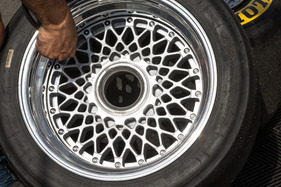 Tief geschüsselte Kreuzspeichenräder sind noch heute ein Symbol der Sportlichkeit – AvD Oldtimer-Grand-Prix 2022 Tief geschüsselte Kreuzspeichenräder sind noch heute ein Symbol der Sportlichkeit – AvD Oldtimer-Grand-Prix 2022