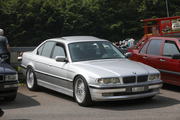 Tiefer BMW Siebner der Baureihe E38 - Youngtimer Stockental 2025