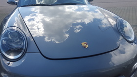 Tiefer Glanz auf einem Porsche
