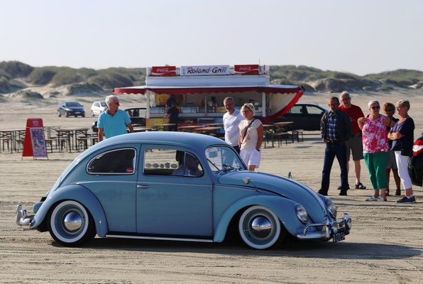 Bild: Tiefergelegter VW Käfer (1950) am Römö Motorfestival 2016