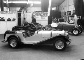 Tiffany Gazelle (1976) - Plauschauto, das an ehemalige Mercedes-Prestigewagen erinnert, im Hintergrund Tiffany Bugatti 35B - Genfer Autosalon 1976