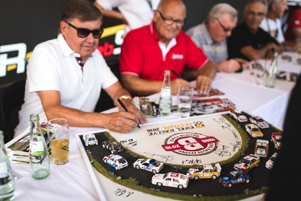 Timo Salonen unterschreibt einen der Preise - ADAC Eifel Rallye Festival 2018