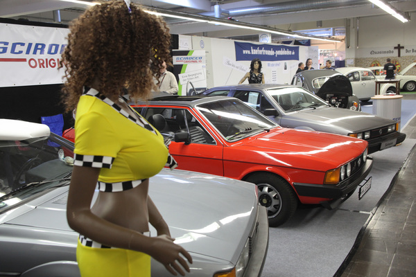 Tolle Kurven hatte der Scirocco mit seiner Keilform nicht zu bieten, dafür muss hier halt eine Schaufensterpuppe hinhalten - Techno Classica 2015