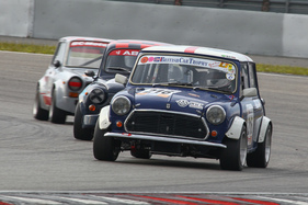Toller Dreikampf bei den Zwergen - An der Front ein Leyland Mini Cooper (1975) mit Startnummer 216 - Kampf der Zwerge - Nürburgring Classic 2019