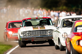 Bild Tom Kristensen musste um den Sieg hart kämpfen im Ford Fairlane Thunderbolt (1964) - St. Mary's Trophy - Goodwood Revival 2015