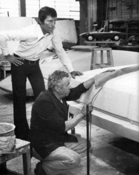 Tom Tjaarda beobachtet Pietro Brovarone, den Leiter des Ghia Modellbauabteilung bei der Arbeit an einem Konzeptfahrzeug - im Hintergrund das 1-zu-1-Modell des 1974 Ghia Coins