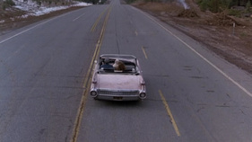 Tommy und Lou Ann fahren neuen Abenteuern entgegen - im Film "Pink Cadillac" von 1989