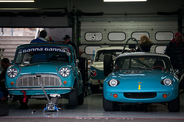 Bild: Ton in Ton warten die Fahrzeuge auf ihren Einsatz - Bosch Hockenheim Historic 2013