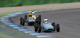 Tonetti auf Brabham BT6 (1963) vor Burckhardt auf Lotus 22 - keine Siegesmöglichkeit für den Schweizer im ersten Rennen der FIA Lurani Trophy der Formel Junior am Bosch Hockenheim Historic 2012