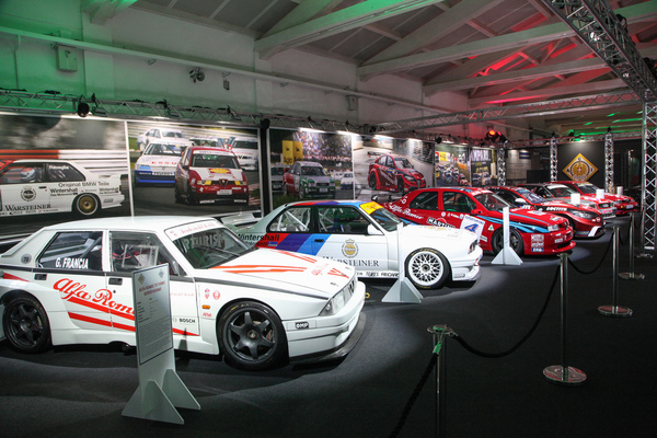 Bild Tourenwagen-Ausstellung im Durchgang - Auto e Moto d'Epoca Padua 2021