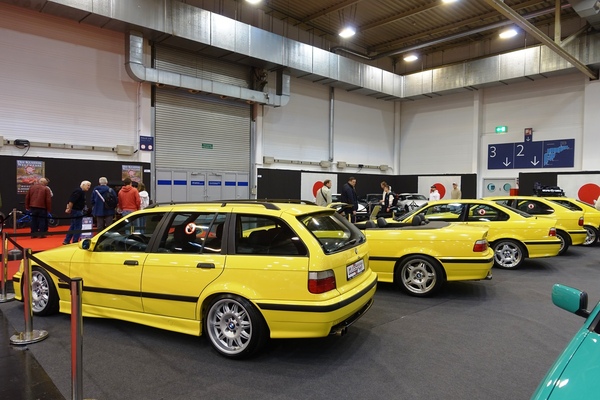 Bild Touring, Cabriolet, Coupé, Compact und Limousine: BMW der Baureihe E36 in der Farbe "Dakargelb" – Essen Motor Show 2024