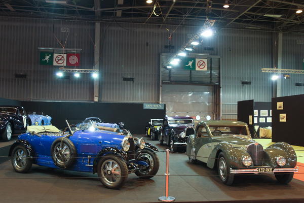 Touring-, Sport- und Rennwagen aus französischer Fertigung auf dem Stand von Lukas Hüni - Rétromobile 2015