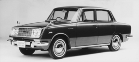 Toyopet Corona Deluxe (1965) – Modell RT 40-D für den einheimischen Markt mit Spiegeln auf den Kotflügeln